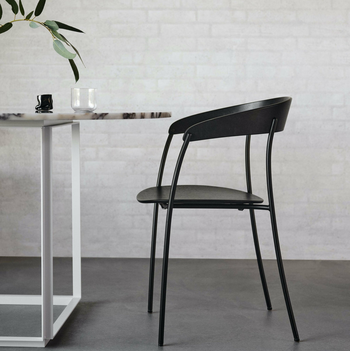 Chaise avec accoudoirs en frêne teinté Missing - New Works - The Cool Republic