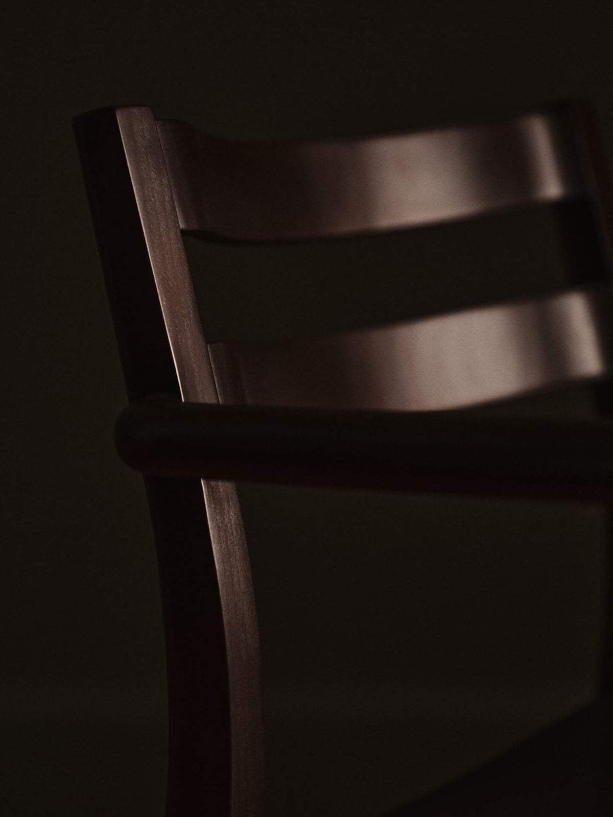 Chaise avec accoudoirs en hêtre foncé Boda - Ferm Living - The Cool Republic