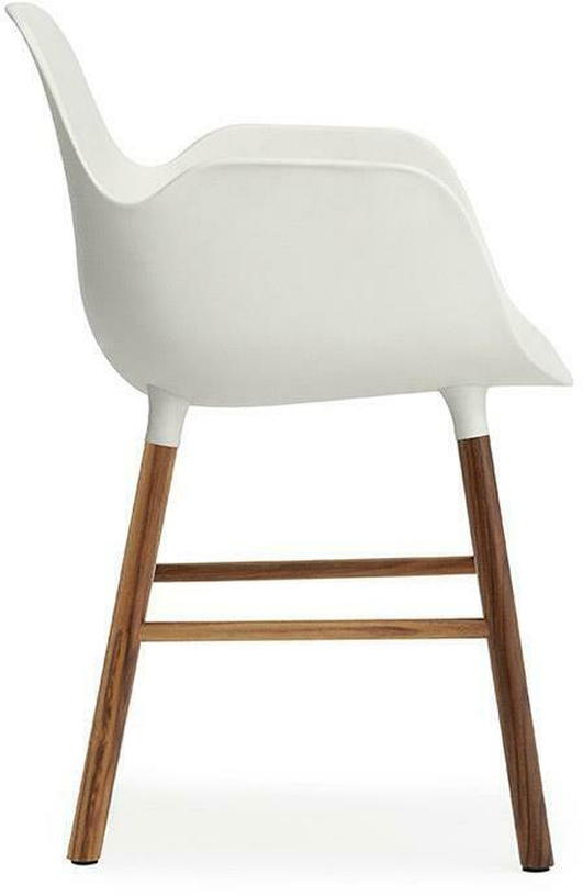 Chaise avec accoudoirs en noyer naturel et pp blanc Form - Normann Copenhagen - The Cool Republic