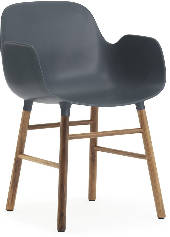 Chaise avec accoudoirs en noyer naturel et pp bleu Form - Normann Copenhagen - The Cool Republic