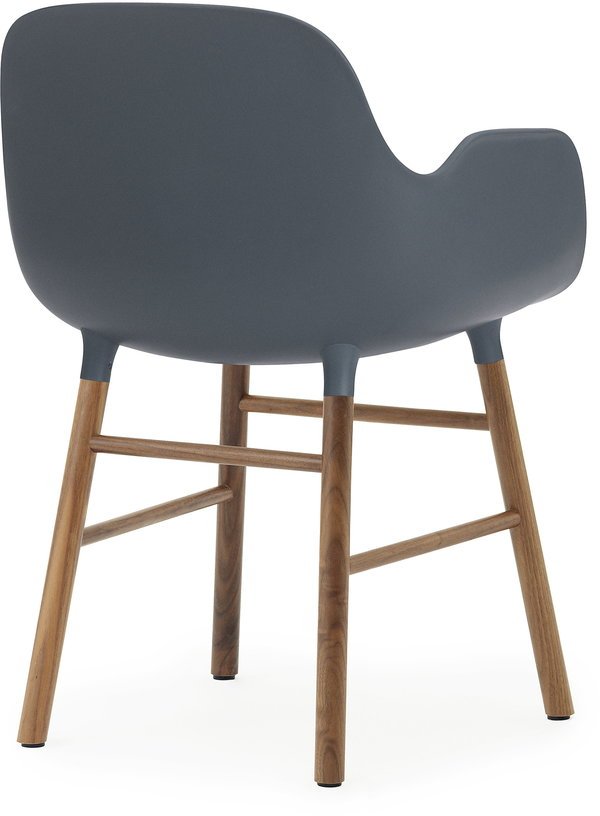 Chaise avec accoudoirs en noyer naturel et pp bleu Form - Normann Copenhagen - The Cool Republic
