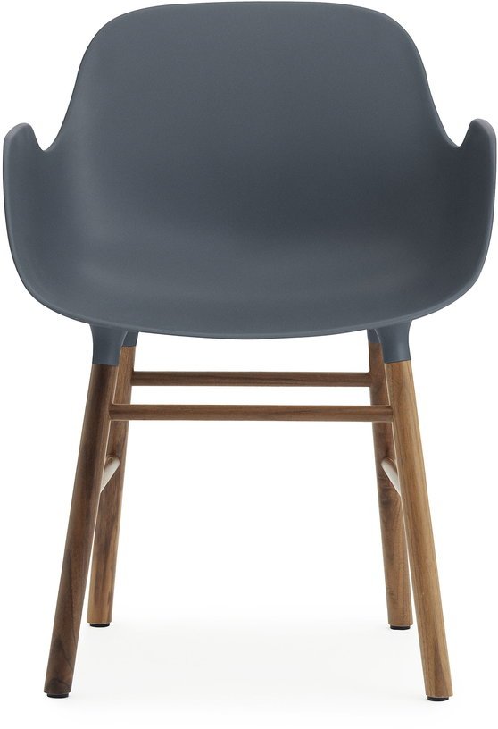 Chaise avec accoudoirs en noyer naturel et pp bleu Form - Normann Copenhagen - The Cool Republic