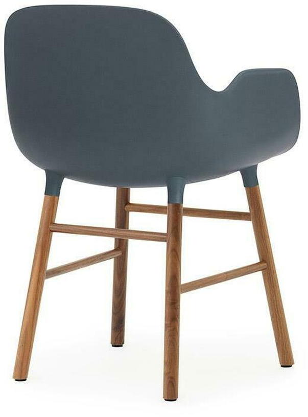 Chaise avec accoudoirs en noyer naturel et pp bleu Form - Normann Copenhagen - The Cool Republic