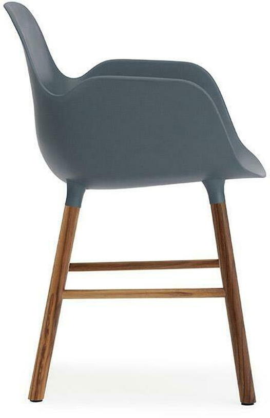 Chaise avec accoudoirs en noyer naturel et pp bleu Form - Normann Copenhagen - The Cool Republic