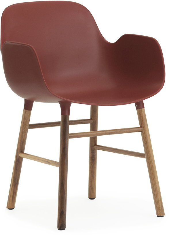 Chaise avec accoudoirs en noyer naturel et pp rouge Form - Normann Copenhagen - The Cool Republic