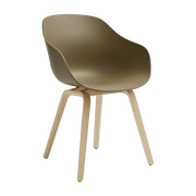 Chaise avec accoudoirs en plastique recyclé argile et pieds en chêne AAC 222 2.0 - HAY - The Cool Republic