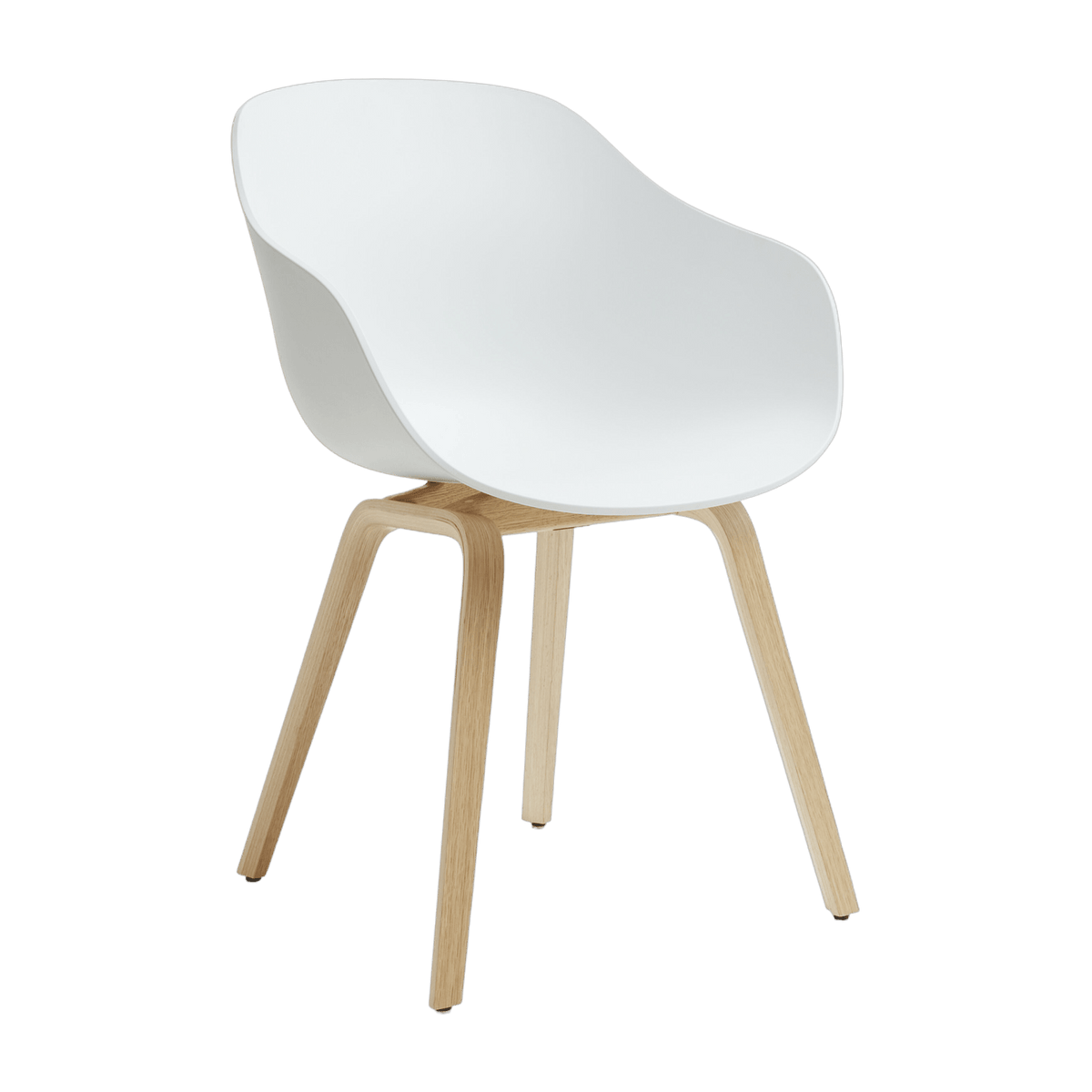 Chaise avec accoudoirs en plastique recyclé blanc et pieds en chêne AAC 222 2.0 - HAY - The Cool Republic