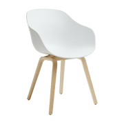 Chaise avec accoudoirs en plastique recyclé blanc et pieds en chêne AAC 222 2.0 - HAY - The Cool Republic