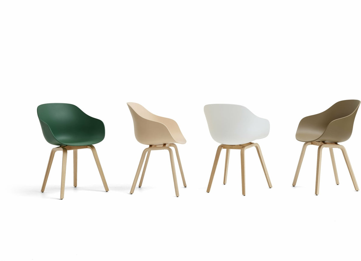 Chaise avec accoudoirs en plastique recyclé blanc et pieds en chêne AAC 222 2.0 - HAY - The Cool Republic