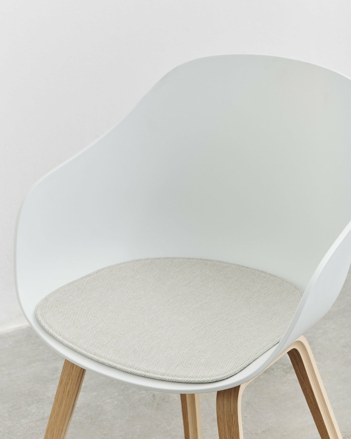 Chaise avec accoudoirs en plastique recyclé blanc et pieds en chêne AAC 222 2.0 - HAY - The Cool Republic