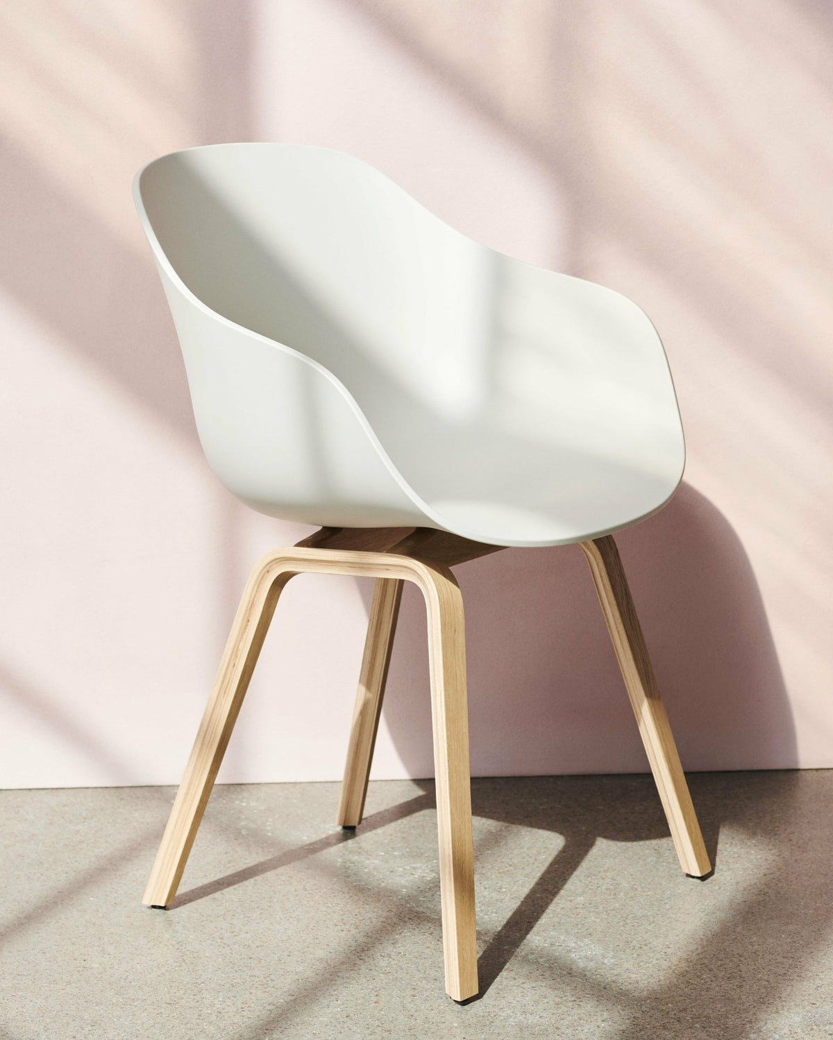 Chaise avec accoudoirs en plastique recyclé blanc et pieds en chêne AAC 222 2.0 - HAY - The Cool Republic