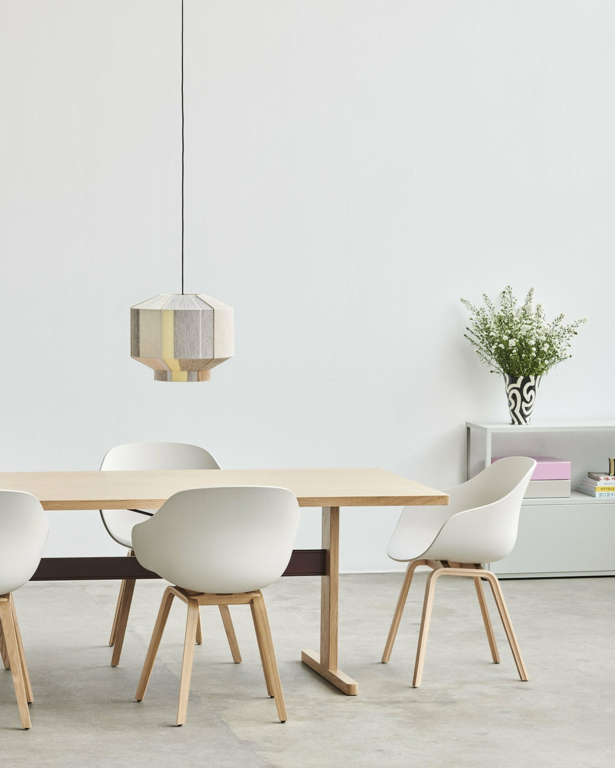 Chaise avec accoudoirs en plastique recyclé blanc et pieds en chêne AAC 222 2.0 - HAY - The Cool Republic