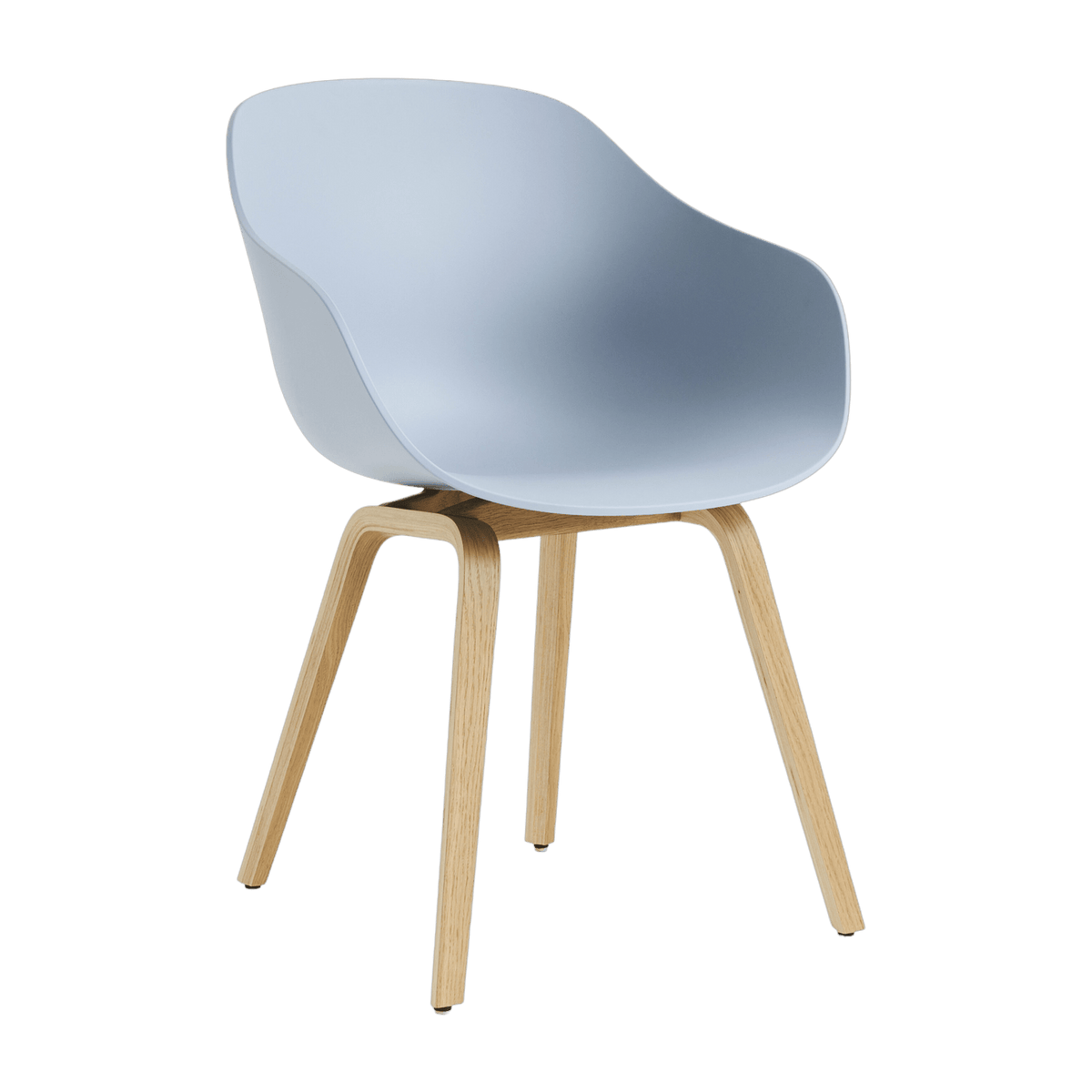 Chaise avec accoudoirs en plastique recyclé bleu ardoise et pieds en chêne AAC 222 2.0 - HAY - The Cool Republic