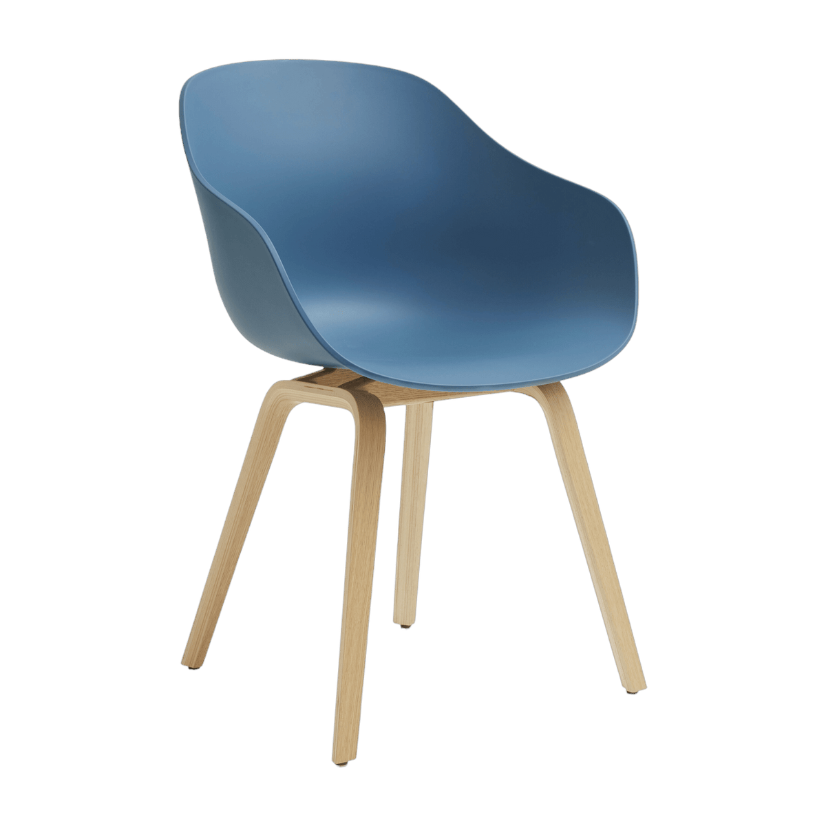 Chaise avec accoudoirs en plastique recyclé bleu azure et pieds en chêne AAC 222 2.0 - HAY - The Cool Republic