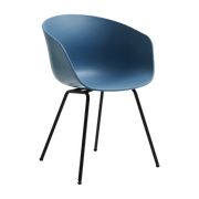 Chaise avec accoudoirs en plastique recyclé bleu azure et pieds en métal noir AAC 26 2.0 - HAY - The Cool Republic