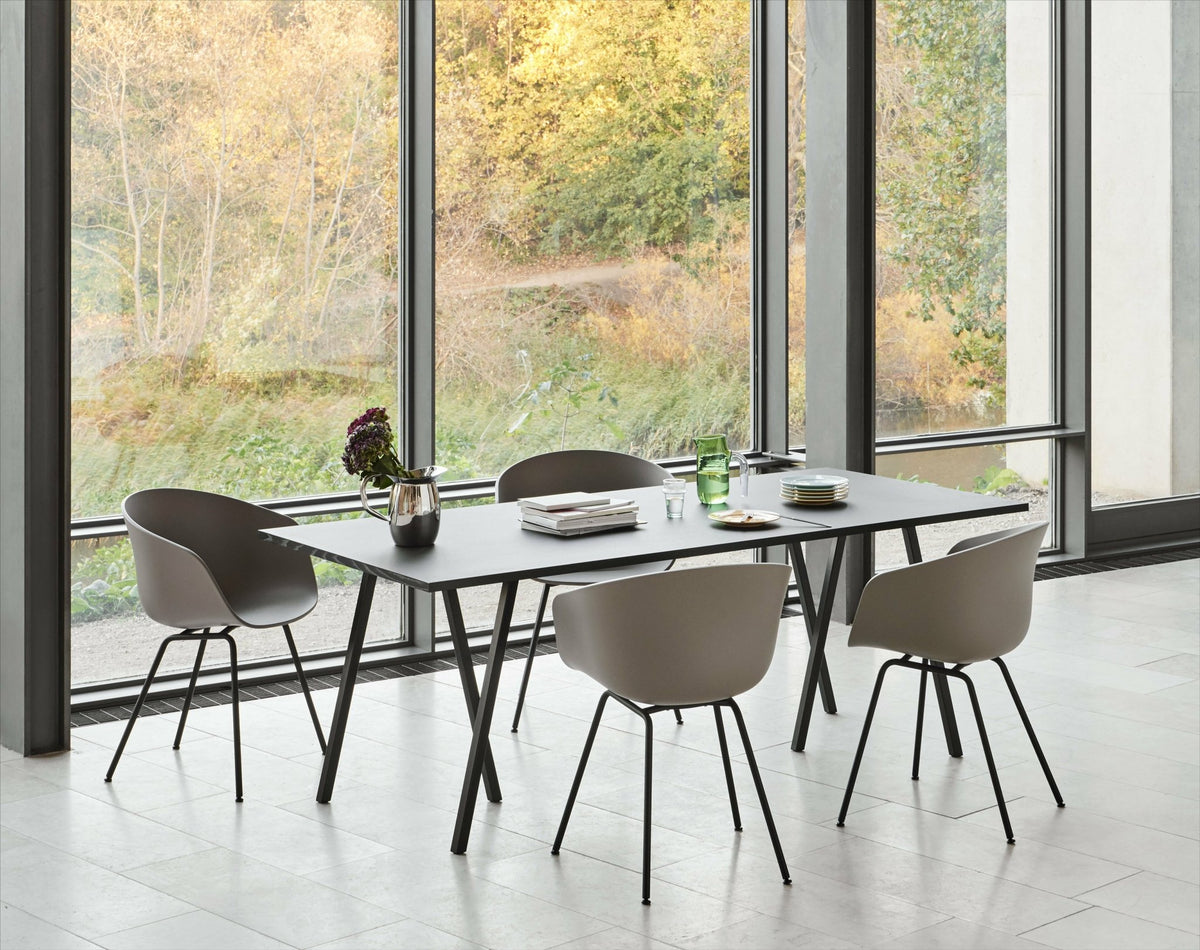 Chaise avec accoudoirs en plastique recyclé bleu azure et pieds en métal noir AAC 26 2.0 - HAY - The Cool Republic