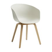 Chaise avec accoudoirs en plastique recyclé crème et pieds en chêne AAC 22 2.0 - HAY - The Cool Republic