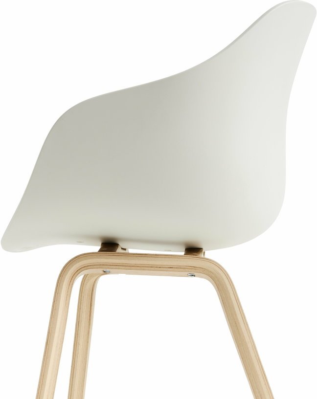 Chaise avec accoudoirs en plastique recyclé crème et pieds en chêne AAC 222 2.0 - HAY - The Cool Republic