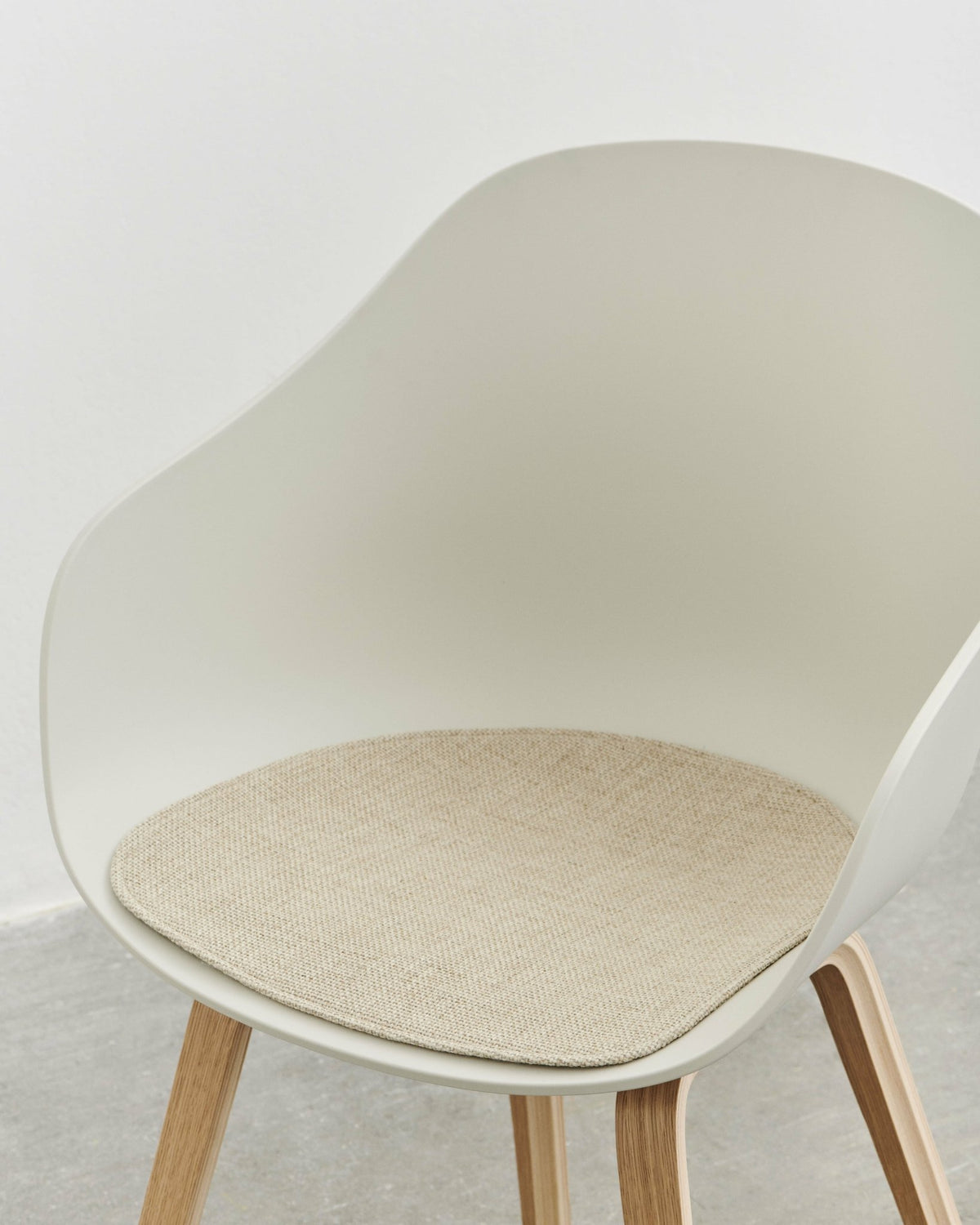 Chaise avec accoudoirs en plastique recyclé crème et pieds en chêne AAC 222 2.0 - HAY - The Cool Republic