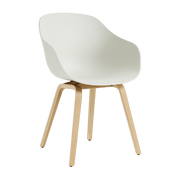 Chaise avec accoudoirs en plastique recyclé crème et pieds en chêne AAC 222 2.0 - HAY - The Cool Republic