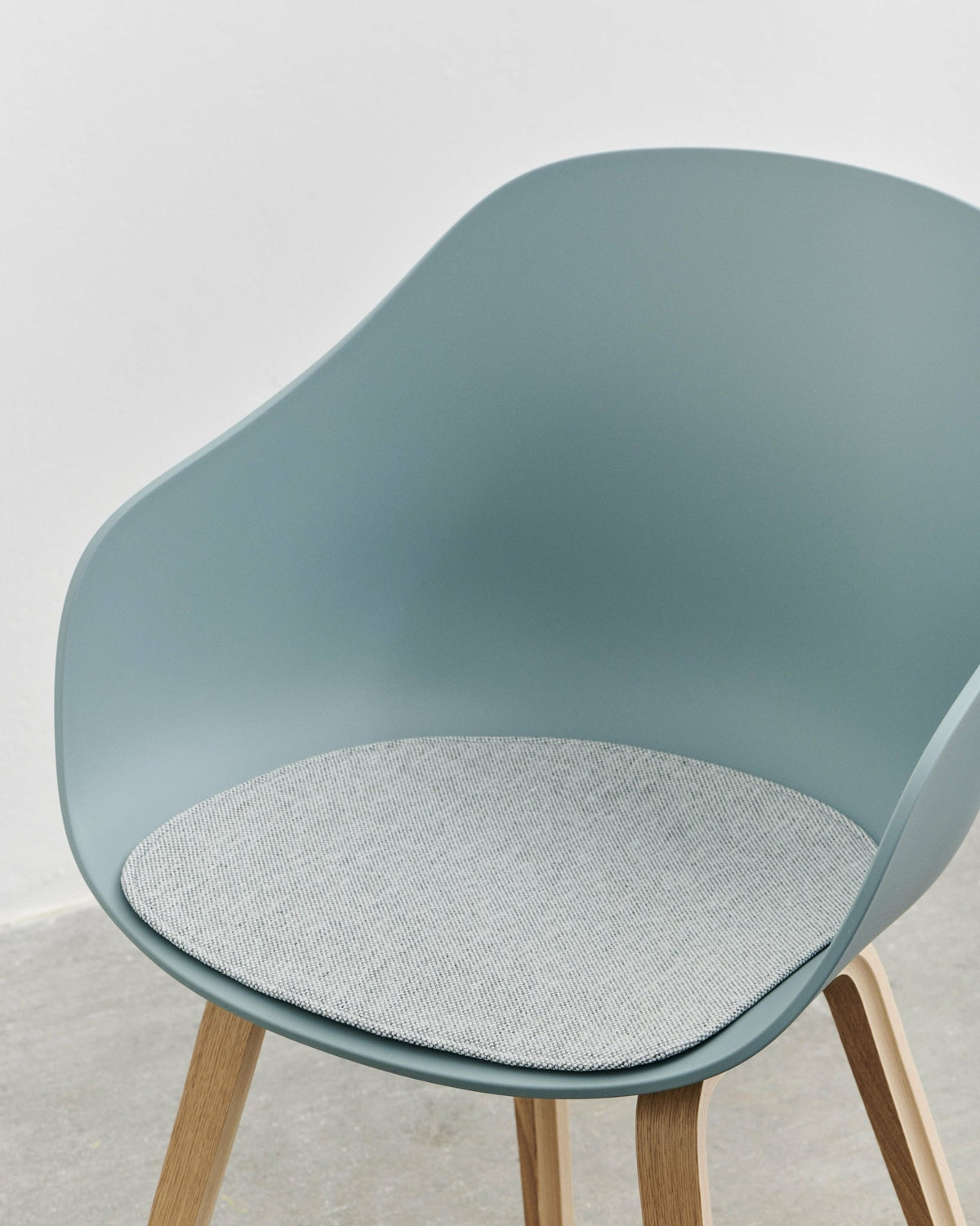 Chair with recycled plastic dusty blue arms and oak legs AAC 222 2. 0 - HAY - The Cool Republic