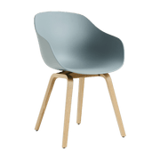 Chaise avec accoudoirs en plastique recyclé dusty bleu et pieds en chêne AAC 222 2.0 - HAY - The Cool Republic