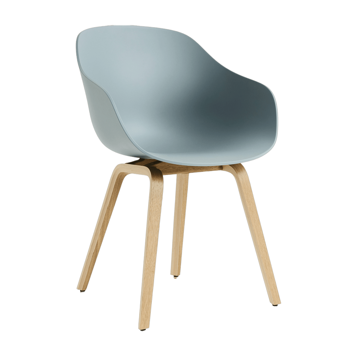 Chaise avec accoudoirs en plastique recyclé dusty bleu et pieds en chêne AAC 222 2.0 - HAY - The Cool Republic