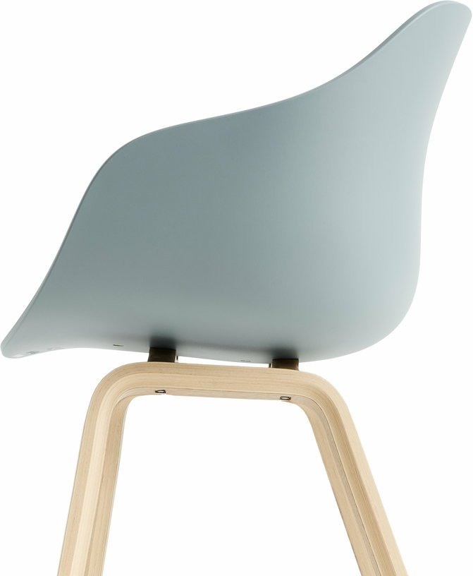 Chaise avec accoudoirs en plastique recyclé dusty bleu et pieds en chêne AAC 222 2.0 - HAY - The Cool Republic