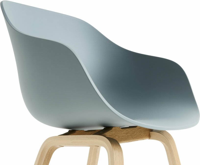 Chaise avec accoudoirs en plastique recyclé dusty bleu et pieds en chêne AAC 222 2.0 - HAY - The Cool Republic