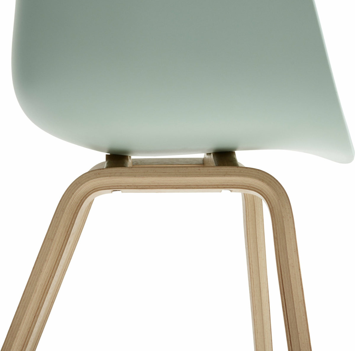 Chaise avec accoudoirs en plastique recyclé dusty mint et pieds en chêne AAC 22 2.0 - HAY - The Cool Republic