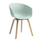 Chaise avec accoudoirs en plastique recyclé dusty mint et pieds en chêne AAC 22 2.0 - HAY - The Cool Republic