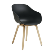 Chaise avec accoudoirs en plastique recyclé noir et pieds en chêne AAC 222 2.0 - HAY - The Cool Republic