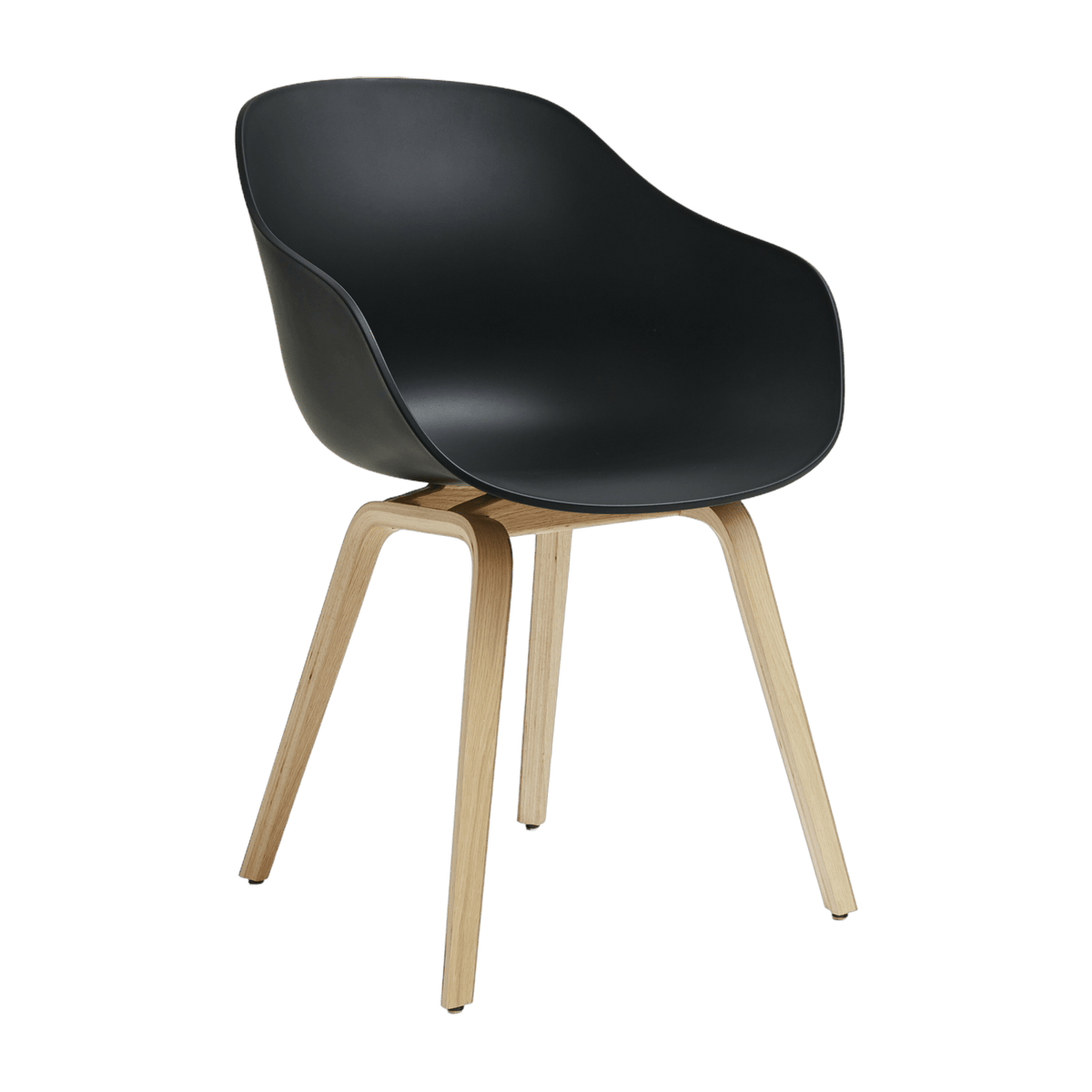 Chaise avec accoudoirs en plastique recyclé noir et pieds en chêne AAC 222 2.0 - HAY - The Cool Republic