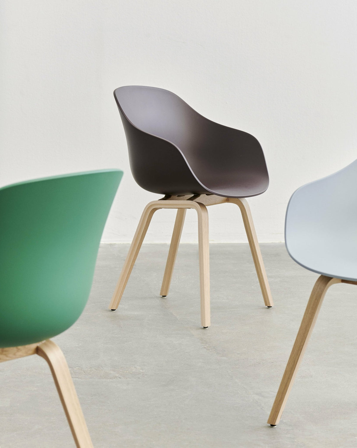 Chaise avec accoudoirs en plastique recyclé raisin et pieds en chêne AAC 222 2.0 - HAY - The Cool Republic