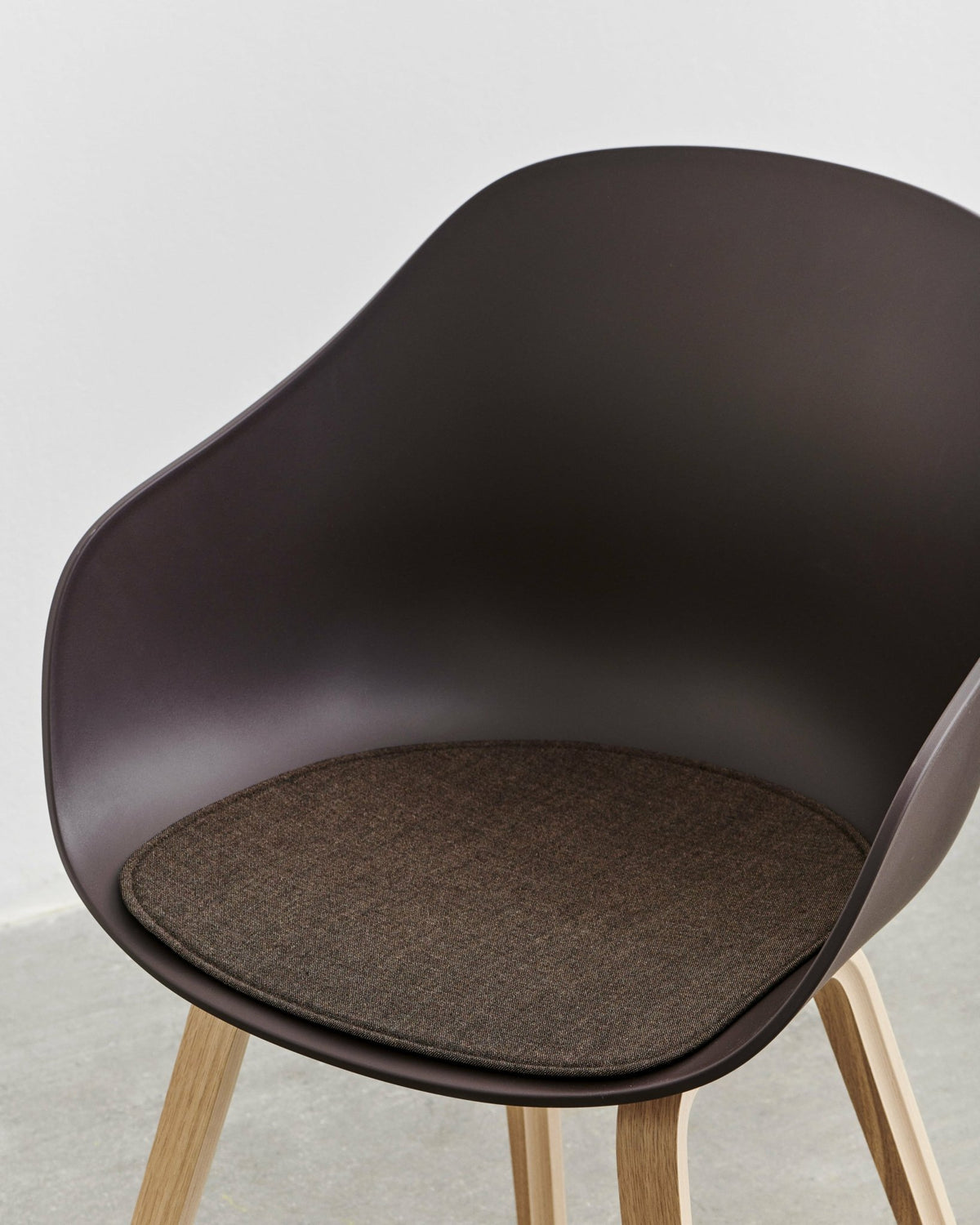 Chaise avec accoudoirs en plastique recyclé raisin et pieds en chêne AAC 222 2.0 - HAY - The Cool Republic