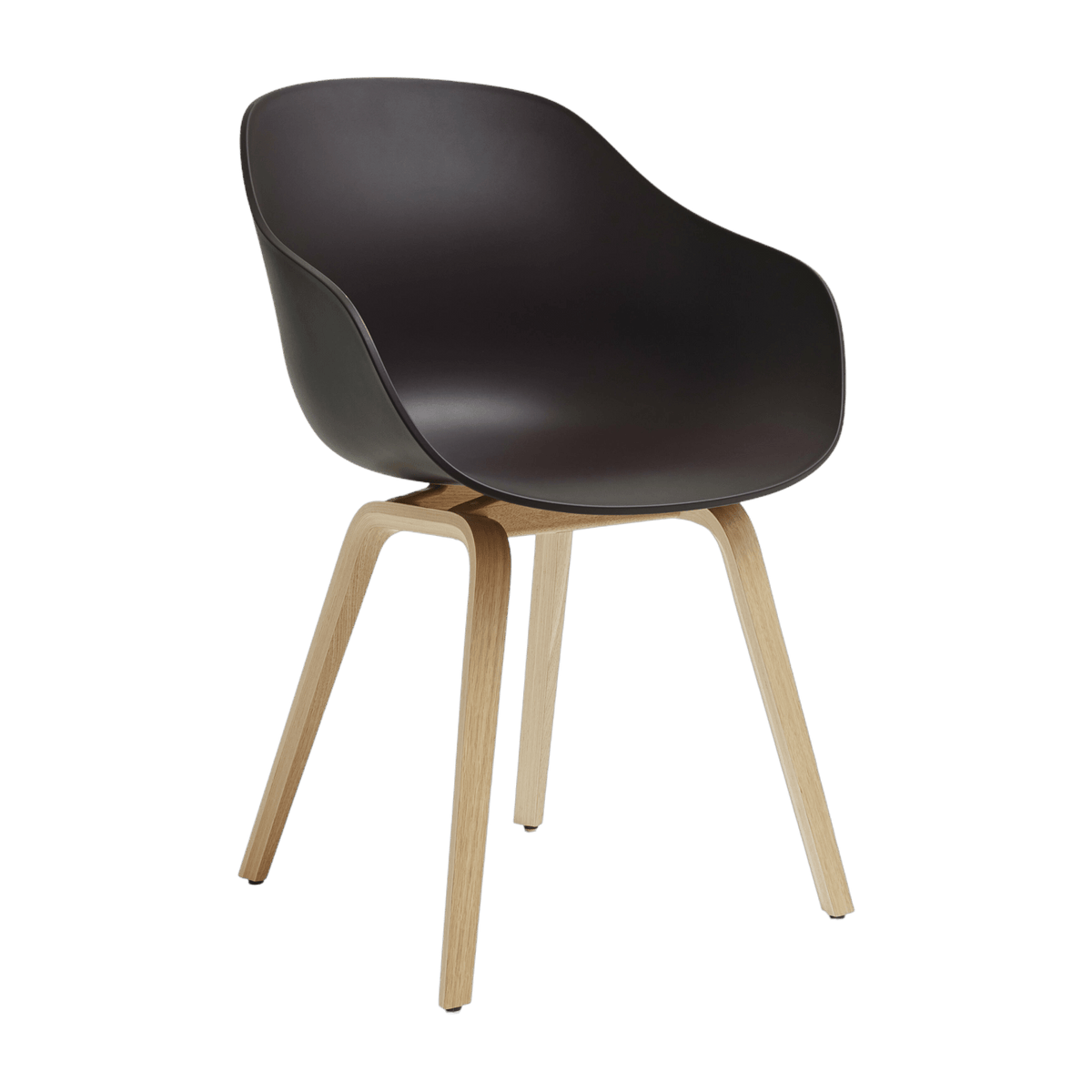 Chaise avec accoudoirs en plastique recyclé raisin et pieds en chêne AAC 222 2.0 - HAY - The Cool Republic