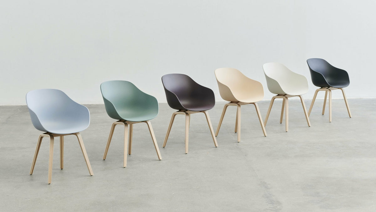 Chaise avec accoudoirs en plastique recyclé raisin et pieds en chêne AAC 222 2.0 - HAY - The Cool Republic