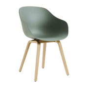 Chaise avec accoudoirs en plastique recyclé vert automne et pieds en chêne AAC 222 2.0 - HAY - The Cool Republic