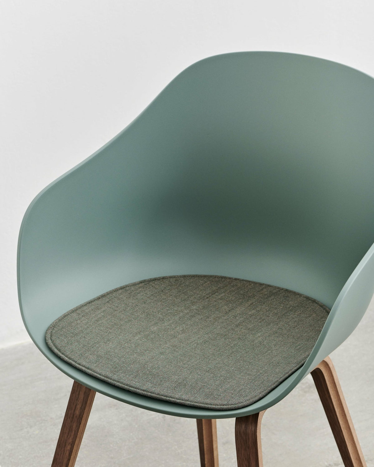 Chaise avec accoudoirs en plastique recyclé vert automne et pieds en chêne AAC 222 2.0 - HAY - The Cool Republic