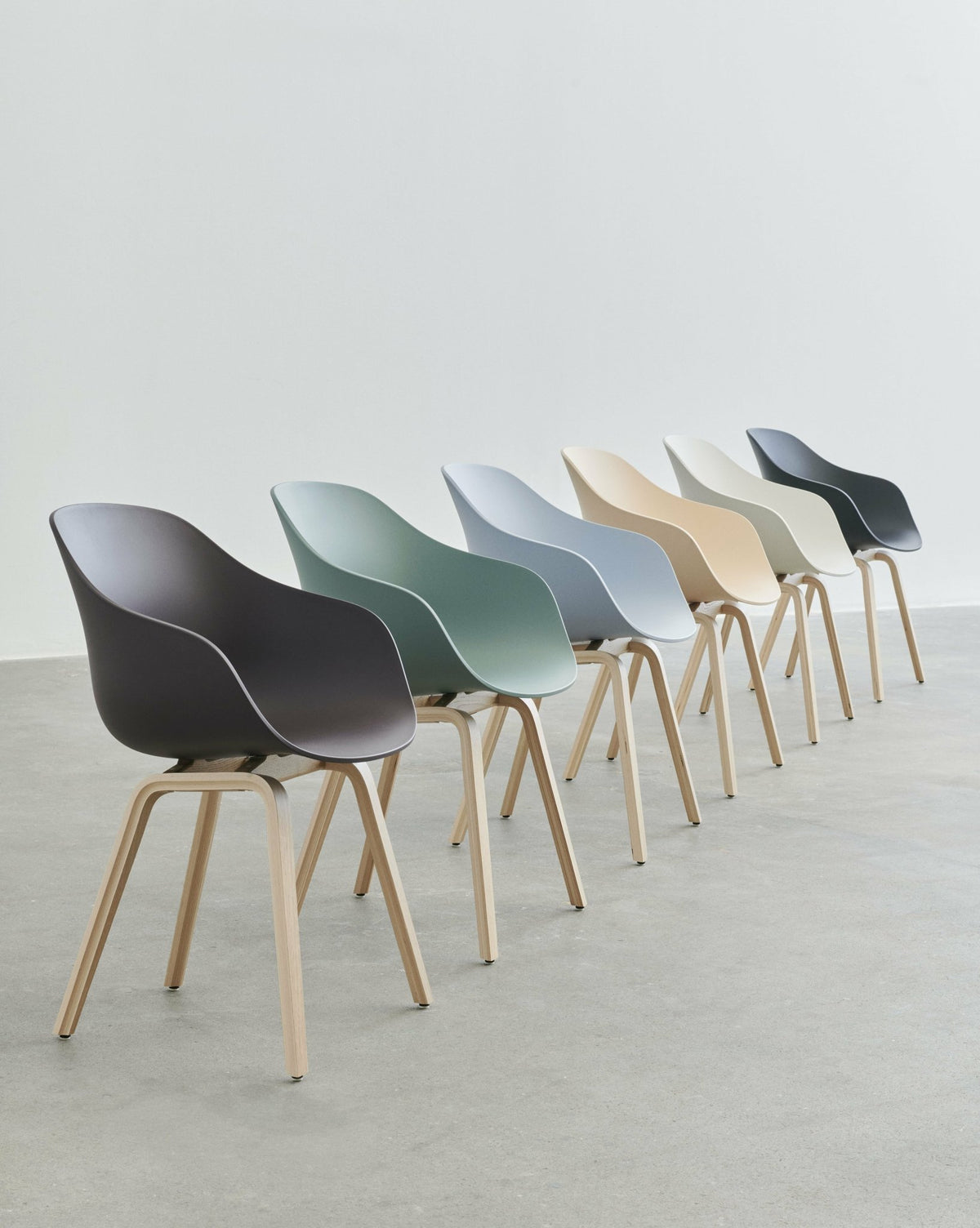 Chaise avec accoudoirs en plastique recyclé vert automne et pieds en chêne AAC 222 2.0 - HAY - The Cool Republic
