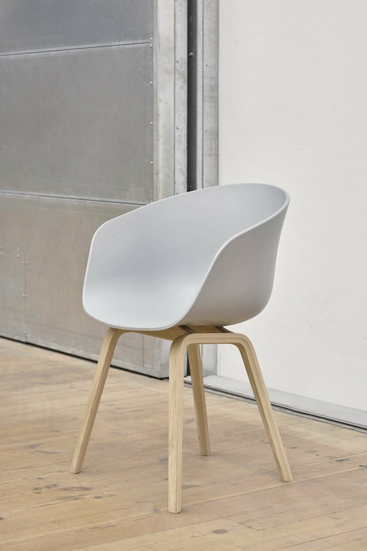 Chair with autumn green recycled plastic armrests and oak legs AAC 22 2. 0 - HAY - The Cool Republic