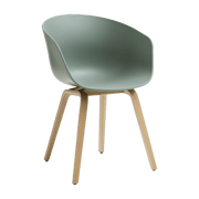 Chaise avec accoudoirs en plastique recyclé vert d'automne et pieds en chêne AAC 22 2.0 - HAY - The Cool Republic