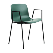 Chaise avec accoudoirs en plastique recyclé vert et pieds en acier noir AAC 18 2.0 - HAY - The Cool Republic