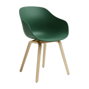 Chaise avec accoudoirs en plastique recyclé vert et pieds en chêne AAC 222 2.0 - HAY - The Cool Republic