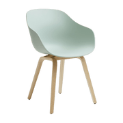 Chaise avec accoudoirs en plastique recyclé vert menthe et pieds en chêne AAC 222 2.0 - HAY - The Cool Republic