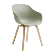 Chaise avec accoudoirs en plastique recyclé vert pastel et pieds en chêne AAC 222 2.0 - HAY - The Cool Republic