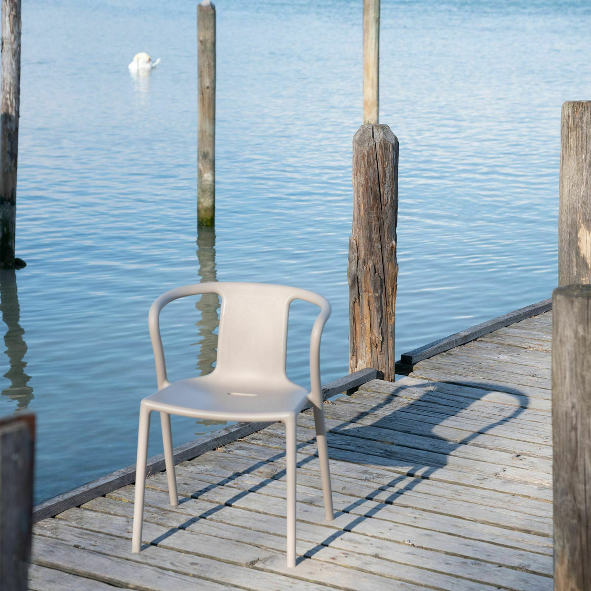 Chaise avec accoudoirs en polypropylène beige Air - Magis - The Cool Republic