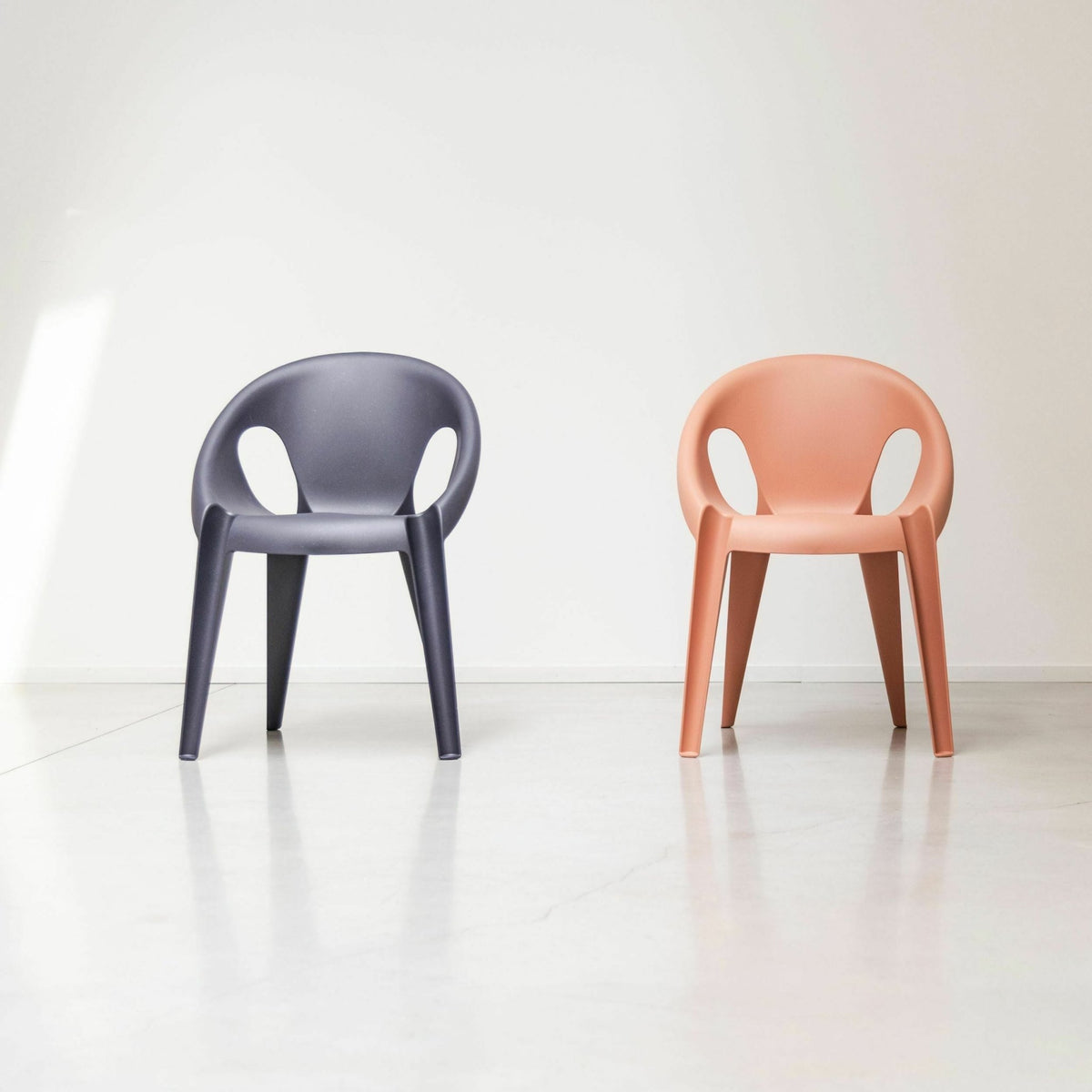Chaise avec accoudoirs en polypropylène recyclé orange Bell - Magis - The Cool Republic