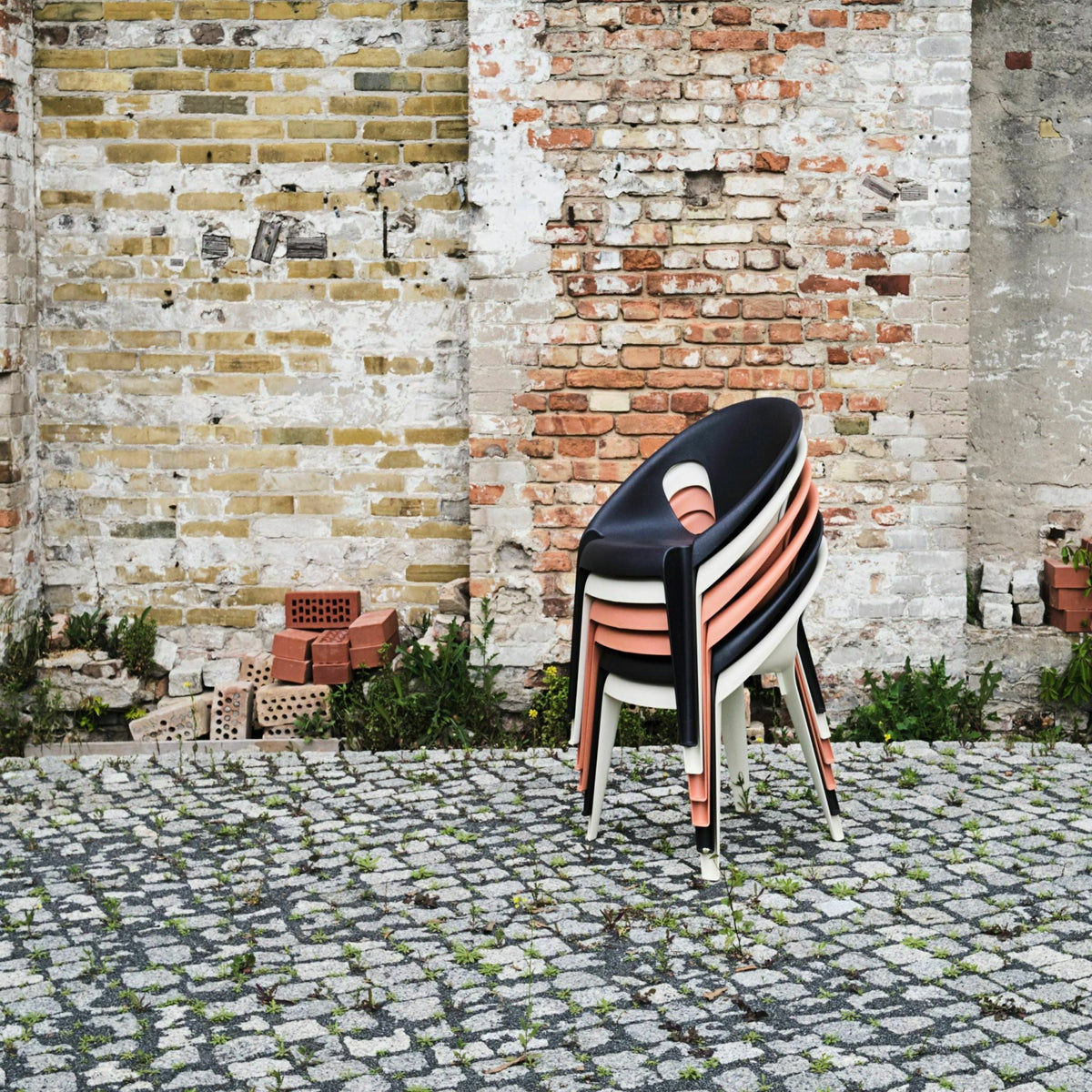 Chaise avec accoudoirs en polypropylène recyclé orange Bell - Magis - The Cool Republic
