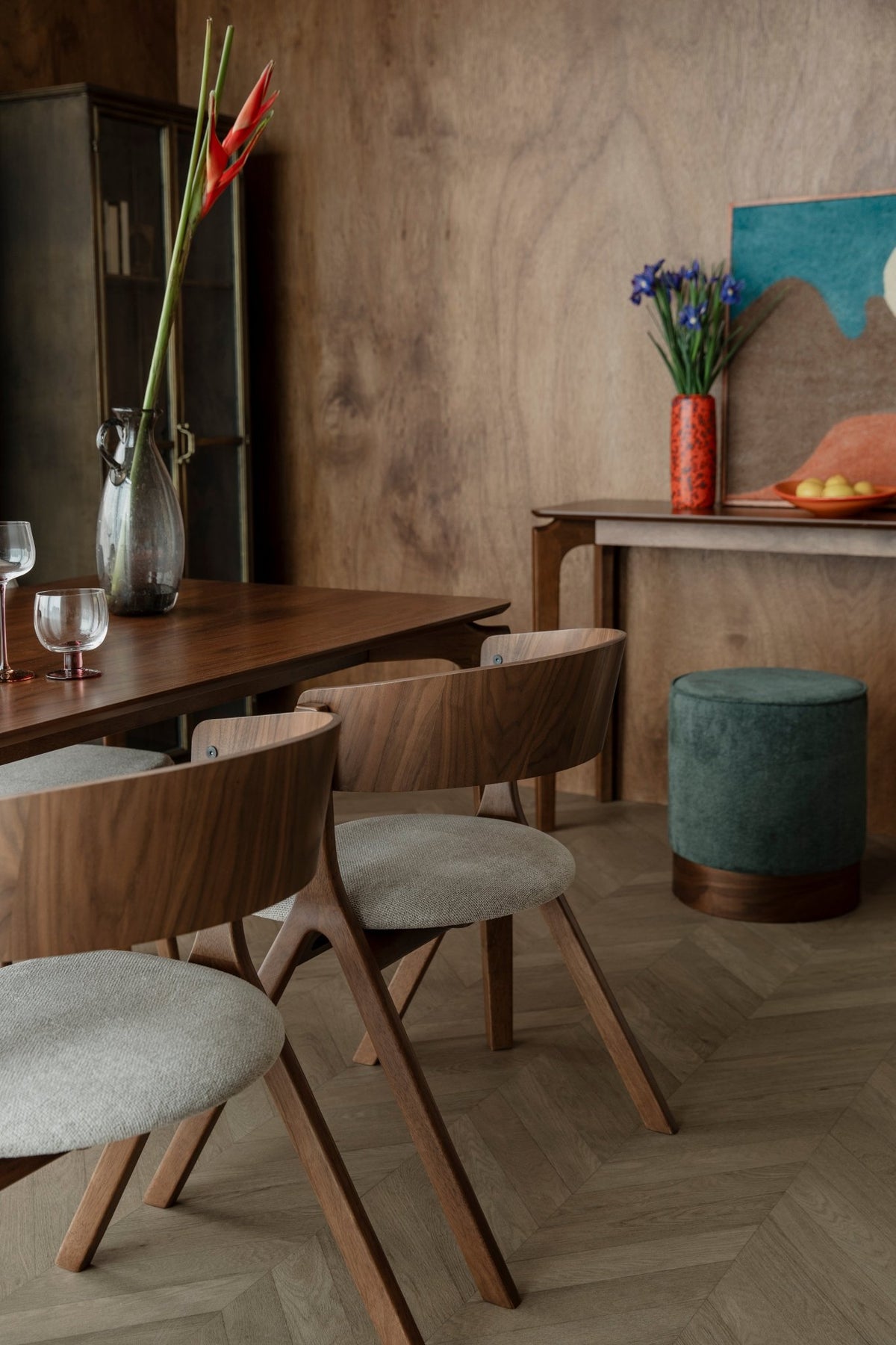 Chaise avec accoudoirs en tissu beige et bois d'hévéa Bresso - Dutchbone - The Cool Republic